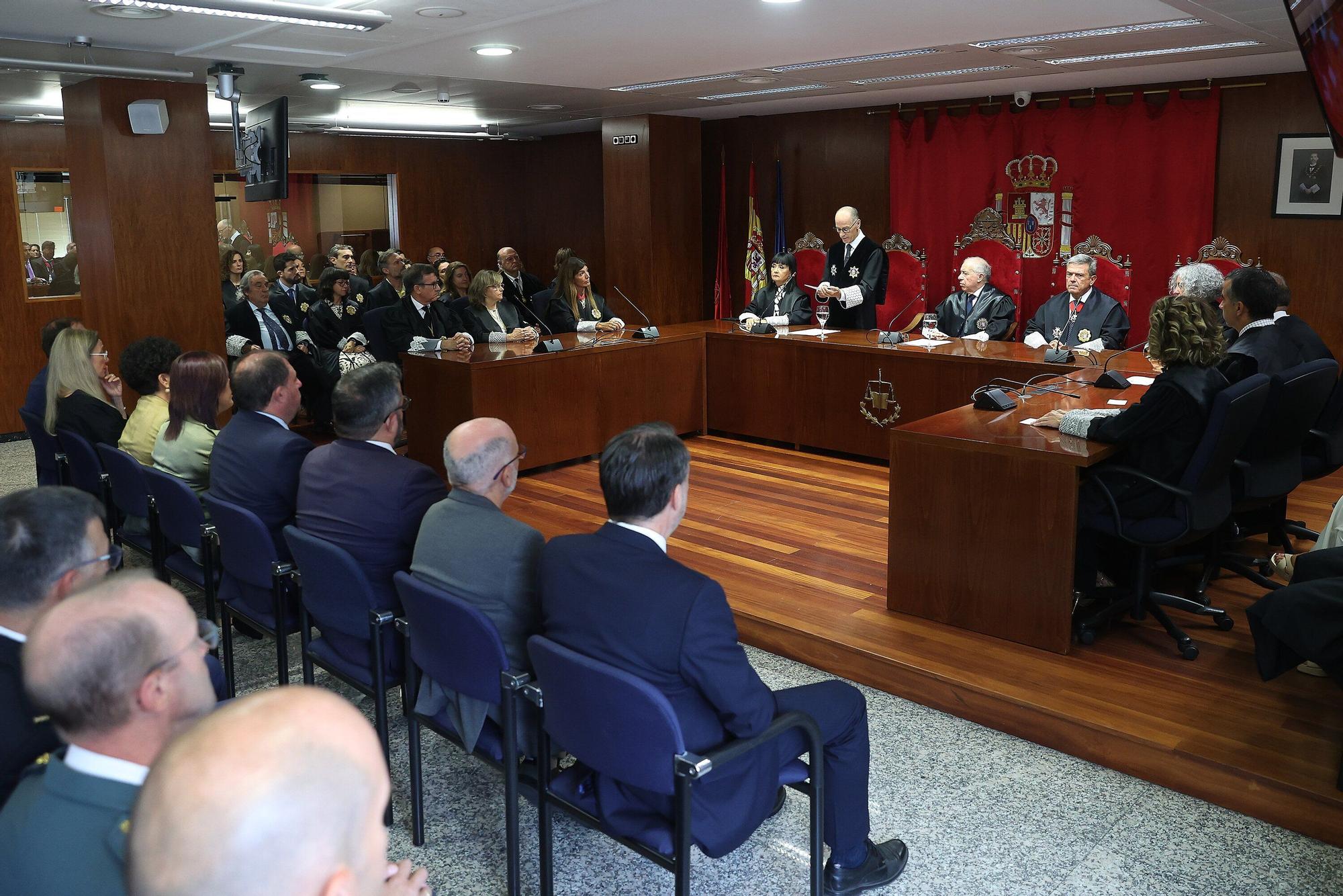 El acto, que contó con la intervención del fiscal superior de Navarra, Jaime Goyena, reunió a varias autoridades políticas y judiciales. Entre los asistentes se encontraban los vocales del CGPJ delegados para Navarra, Esther Erice y José Carlos Orga; el presidente del Parlamento de Navarra, Unai Hualde; la delegada del Gobierno, Alicia Echeverría; el vicepresidente primero, consejero de Presidencia e Igualdad y portavoz del Gobierno, Javier Remírez, y la consejera de Interior, Función Pública y Justicia, Inmaculada Jurío.